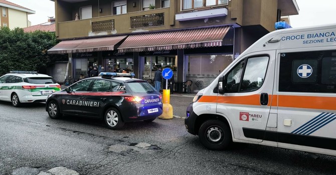 Lite degenerata all'interno di un bar di viale Repubblica a Busto, spunta anche un coltello Lite degenerata all'interno di un bar di viale Repubblica a Busto, spunta anche un coltello