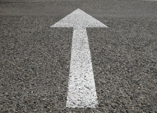 Segnaletica orizzontale strade riasfaltate, si comincia questa sera da via Venegoni