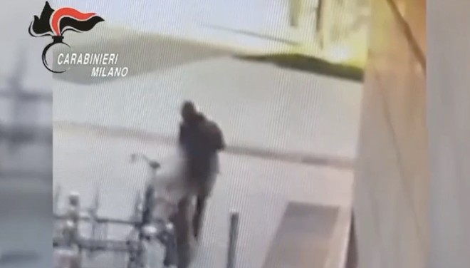 IL VIDEO. Milano: donna accoltellata, cinque secondi di follia. Si cerca aggressore in fuga IL VIDEO. Milano: donna accoltellata, cinque secondi di follia. Si cerca aggressore in fuga