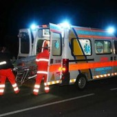 Auto sfonda il guard rail e finisce sul tetto di una casa: muore un giovane di 30 anni