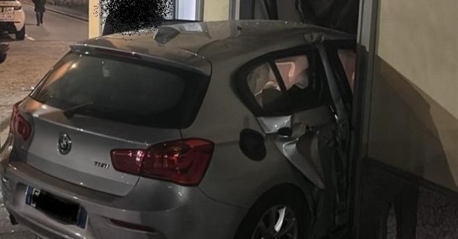 Auto impazzita in piazza Vittorio Emanuele, distrutta una vetrina