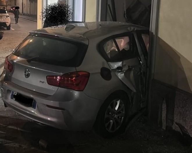 Auto impazzita in piazza Vittorio Emanuele, distrutta una vetrina Auto impazzita in piazza Vittorio Emanuele, distrutta una vetrina