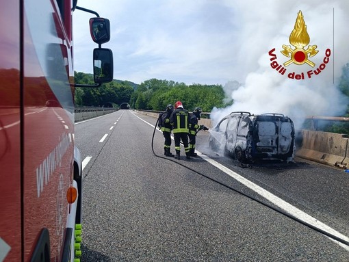 Il furgone in fiamme sulla A26