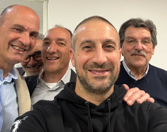 Da sinistra: Paolo Chiarino, Ferdinando Lenza segretario Milan Club Busto Arsizio, Antonello Castiglioni presidente Milan Club Busto Arsizio, Diego De Bernardi vincitore della maglia autografata di Kevin Zeroli, Sergio Medici consigliere Milan Club Busto Arsizio
