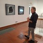 Claudio Benzoni davanti a una sua citazione della Stele di Rosetta