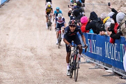 Egan Arley Bernal Gómez, 24 anni di Bogotà, Colombia, pianta una Rosa nello sterrato della nona tappa del Giro