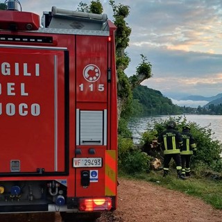 L'intervento dei vigili del fuoco a Brusimpiano dove un'auto è finita nel lago