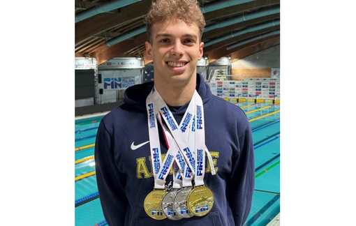 Il nuotatore Jacopo Barbotti stravince a Riccione, l’esultanza di Acof: «Ha conciliato scuola e sport»