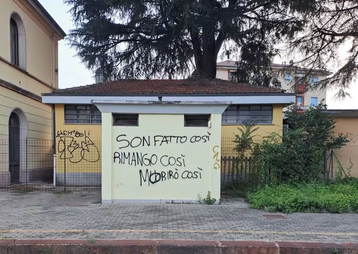 La scritta "sgrammaticata" comparsa sui muri dei servizi igienici alla stazione ferroviaria di Besozzo