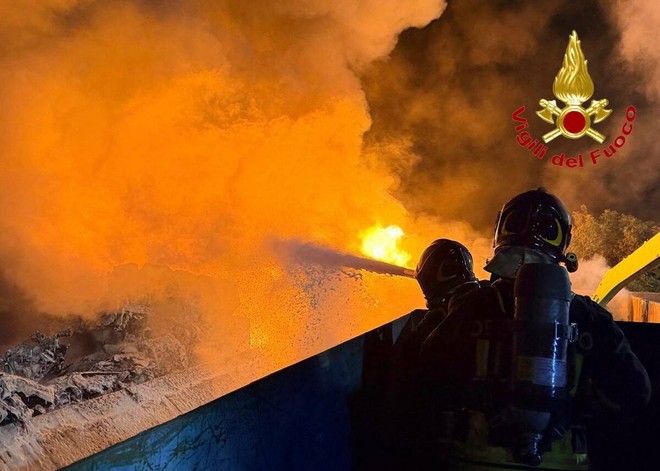 Le immagini dell'incendio di Bollate