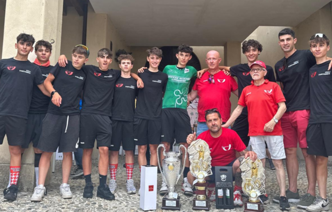 La Bustese Olonia e, in maglia verde, il neo campione regionale Matteo Turconi