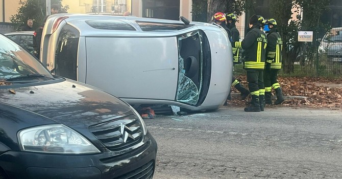 L'auto che si è ribaltata in via Ippolito Nievo a Busto L'auto che si è ribaltata in via Ippolito Nievo a Busto