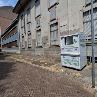 Uno dei contenitori maggiormente bersagliato, in piazza XXV Aprile, da giorni risulta quasi rispettato