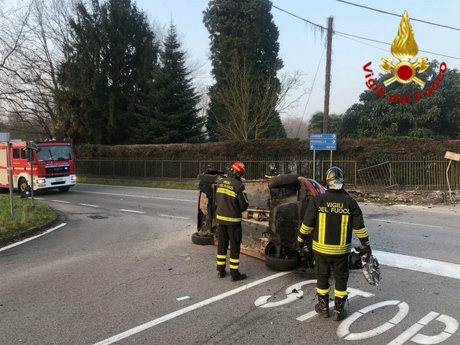Le immagini dell'incidente di domenica mattina a Brebbia sulla Sp69 all'incrocio con via Pasubio