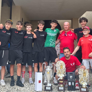 La Bustese Olonia e, in maglia verde, il neo campione regionale Matteo Turconi