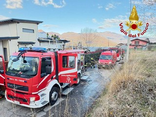 I vigili del fuoco al lavoro a Brezzo di Bedero