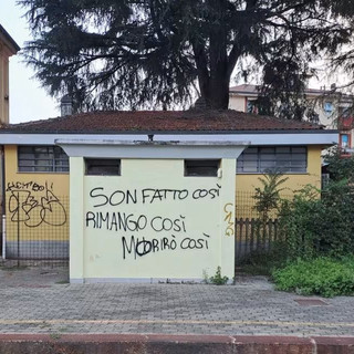 La scritta "sgrammaticata" comparsa sui muri dei servizi igienici alla stazione ferroviaria di Besozzo La scritta "sgrammaticata" comparsa sui muri dei servizi igienici alla stazione ferroviaria di Besozzo