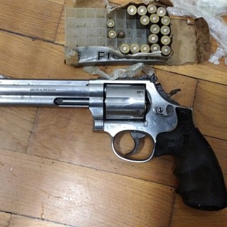 La pistola sequestrata agli spacciatori