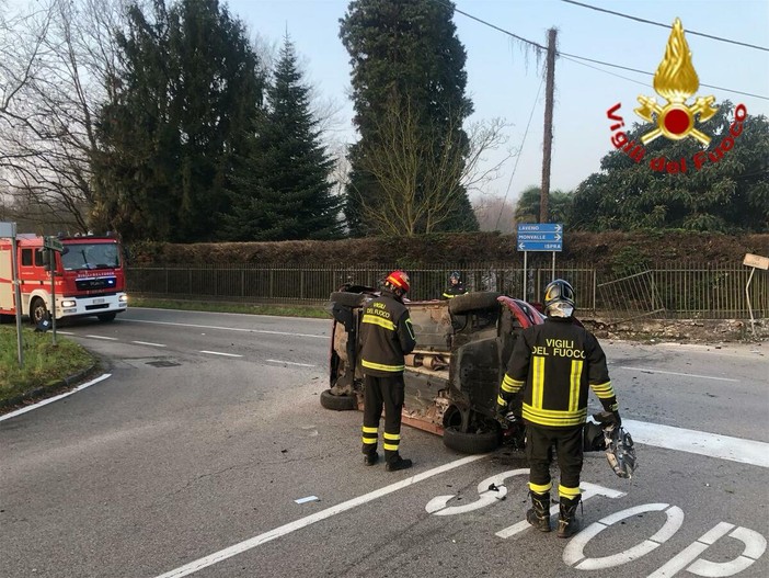 Le immagini dell'incidente di domenica mattina a Brebbia sulla Sp69 all'incrocio con via Pasubio