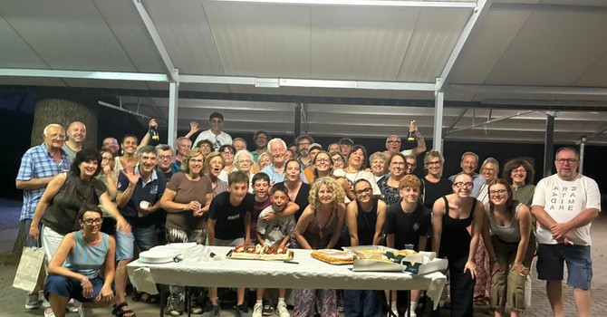 Foto di gruppo alla festa per i 50 anni di sacerdozio di don Alberto Beretta