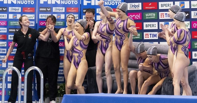 La Busto Nuoto festeggia il primo posto (foto Giorgio Perottino / DBM) La Busto Nuoto festeggia il primo posto (foto Giorgio Perottino / DBM)