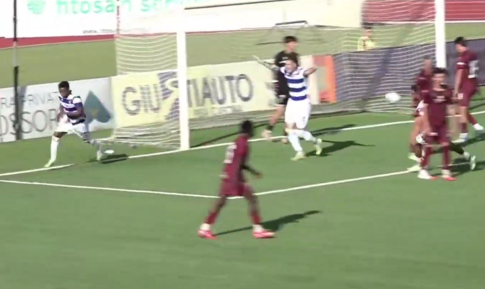 Palla in rete, Baraye esulta dopo il 2-3 (immagini canale youtube U.S. Città di Pontedera)