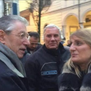 La sindaca di Bodio Eleonora Paolelli con Bossi (foto postata dalla Paolelli su Facebook) La sindaca di Bodio Eleonora Paolelli con Bossi (foto postata dalla Paolelli su Facebook)