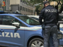 Botte alla moglie davanti ai figli, marito violento in manette: «Se non mi dai i soldi ti uccido»