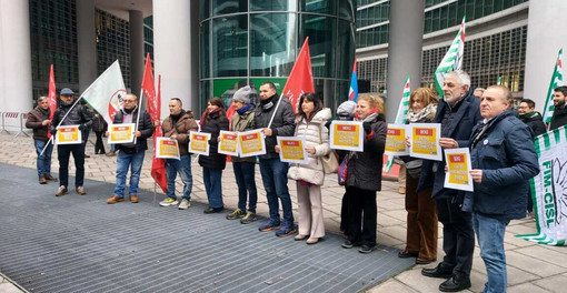 Un presidio dei lavoratori della Beko davanti al Pirellone alcuni mesi fa Un presidio dei lavoratori della Beko davanti al Pirellone alcuni mesi fa