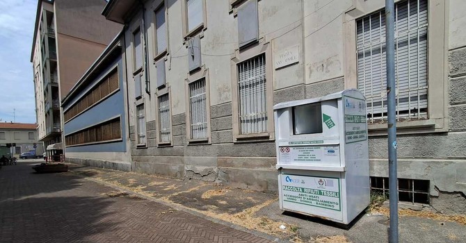 Uno dei contenitori maggiormente bersagliato, in piazza XXV Aprile, da giorni risulta quasi rispettato Uno dei contenitori maggiormente bersagliato, in piazza XXV Aprile, da giorni risulta quasi rispettato