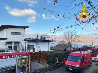 I vigili del fuoco al lavoro a Brezzo di Bedero