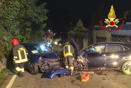 Schianto all'alba tra due auto sulla provinciale a Brezzo di Bedero: c'è un ferito grave. In azione l'elisoccorso Schianto all'alba tra due auto sulla provinciale a Brezzo di Bedero: c'è un ferito grave. In azione l'elisoccorso
