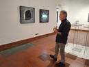 Claudio Benzoni davanti a una sua citazione della Stele di Rosetta