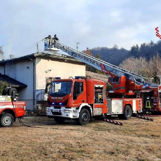 In fiamme il tetto di una casa a Besano, intervengono i vigili del fuoco