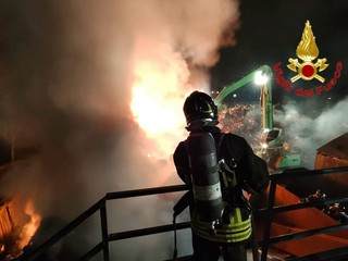 Le immagini dell'incendio di Bollate