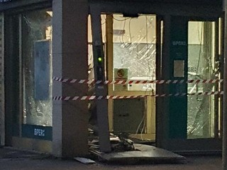 I danni ingenti alla filiale Bper di via Torino a Gallarate