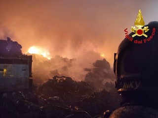 Le immagini dell'incendio di Bollate