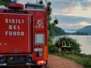 L'intervento dei vigili del fuoco a Brusimpiano dove un'auto è finita nel lago