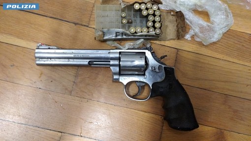 La pistola sequestrata agli spacciatori