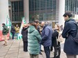 La manifestazione di protesta dei lavoratori della Beko in piazza al Pirellone