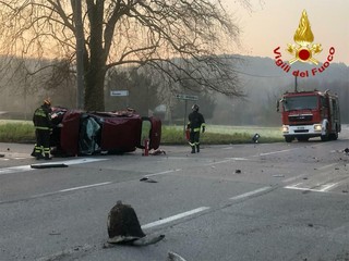Le immagini dell'incidente di domenica mattina a Brebbia sulla Sp69 all'incrocio con via Pasubio