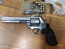 La pistola sequestrata agli spacciatori La pistola sequestrata agli spacciatori