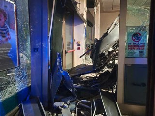 I danni ingenti alla filiale Bper di via Torino a Gallarate