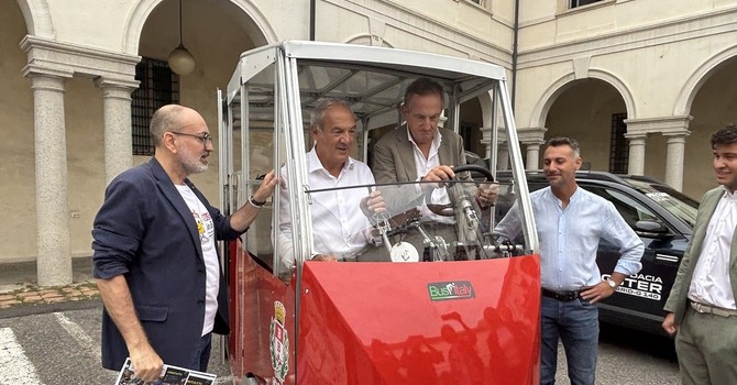 VIDEO. Pedalando insieme è più bello andare a scuola. E anche scoprire la città VIDEO. Pedalando insieme è più bello andare a scuola. E anche scoprire la città