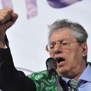 Morte di Umberto Bossi, striscioni e bandiere a Gemonio: «Le tue idee, le nostre battaglie»