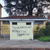 La scritta "sgrammaticata" comparsa sui muri dei servizi igienici alla stazione ferroviaria di Besozzo
