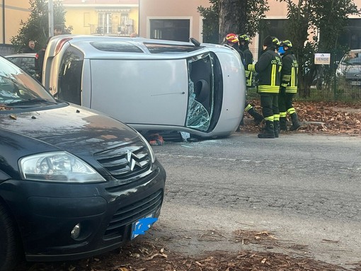 L'auto che si è ribaltata in via Ippolito Nievo a Busto L'auto che si è ribaltata in via Ippolito Nievo a Busto