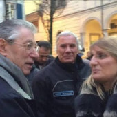 La sindaca di Bodio Eleonora Paolelli con Bossi (foto postata dalla Paolelli su Facebook) La sindaca di Bodio Eleonora Paolelli con Bossi (foto postata dalla Paolelli su Facebook)