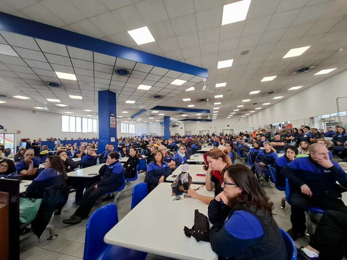 L'assemblea dei lavoratori della Beko di Cassinetta in corso alla mensa Gemini L'assemblea dei lavoratori della Beko di Cassinetta in corso alla mensa Gemini
