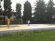 Il nuovo campo e, nel video e nelle foto in fondo all'articolo, l'inaugurazione, don Giovanni Calastri e la scultura dedicata a Kobe Bryant